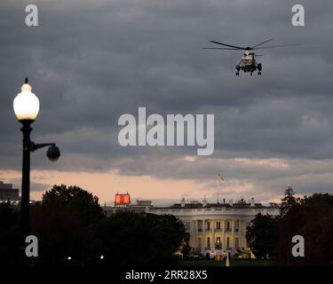 201006 -- WASHINGTON, 6 ottobre 2020 -- il Marine One che trasporta il presidente degli Stati Uniti Donald Trump arriva alla Casa Bianca a Washington, D.C., negli Stati Uniti, il 5 ottobre 2020. Il presidente degli Stati Uniti Donald Trump, ancora in ripresa dal COVID-19, ha lasciato l'ospedale lunedì sera, anche se uno dei suoi medici ha detto che potrebbe non essere ancora completamente fuori dai boschi. U.S.-WASHINGTON, D.C.-DONALD TRUMP-DISCHARGE LIUXJIE PUBLICATIONXNOTXINXCHN Foto Stock