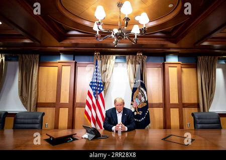 201006 -- PECHINO, 6 ottobre 2020 -- l'immagine fornita dalla Casa Bianca mostra il presidente degli Stati Uniti Donald Trump che partecipa a una telefonata con il vicepresidente Mike Pence, il segretario di Stato Mike Pompeo, e presidente del Joint Chiefs of staff, il generale Mark Milley, in una sala conferenze del Walter Reed National Military Medical Center di Bethesda, Maryland, Stati Uniti, il 4 ottobre 2020. /The White House/Handout via XINHUA XINHUA FOTO DEL GIORNO TiaxDufour PUBLICATIONxNOTxINxCHN Foto Stock