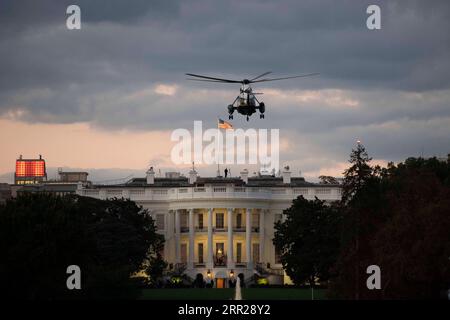 201006 -- WASHINGTON, 6 ottobre 2020 -- il Marine One che trasporta il presidente degli Stati Uniti Donald Trump arriva alla Casa Bianca a Washington, D.C., negli Stati Uniti, il 5 ottobre 2020. Il presidente degli Stati Uniti Donald Trump, ancora in ripresa dal COVID-19, ha lasciato l'ospedale lunedì sera, anche se uno dei suoi medici ha detto che potrebbe non essere ancora completamente fuori dai boschi. U.S.-WASHINGTON, D.C.-DONALD TRUMP-DISCHARGE LIUXJIE PUBLICATIONXNOTXINXCHN Foto Stock