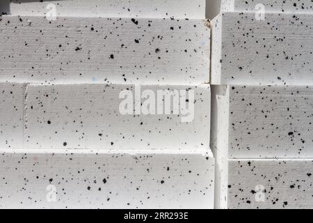 Foto astratta con trama ravvicinata del bianco compresso con blocchi di polistirolo a punti neri Foto Stock