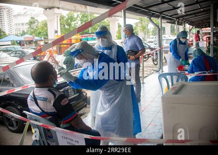 201006 -- KUALA LUMPUR, 6 ottobre 2020 -- il personale medico lavora in un punto di test COVID-19 a Puchong, Malesia, 6 ottobre 2020. La Malesia ha riportato 691 nuove infezioni da COVID-19, ha detto il Ministero della salute martedì, portando il totale nazionale a 13.504. Foto di /Xinhua MALAYSIA-KUALA LUMPUR-COVID-19-CASES ChongxVoonxChung PUBLICATIONxNOTxINxCHN Foto Stock