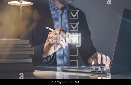 Segno di spunta businessman per la valutazione. Questionario, concetto di valutazione della qualità. Sondaggio online Foto Stock