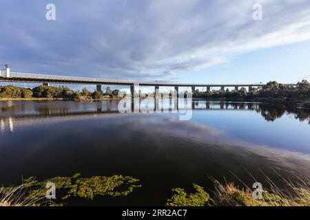 Il famoso Westgate Park è noto per il suo lago salato rosa occasionale a Port Melbourne, Melbourne, Victoria, Australia Foto Stock