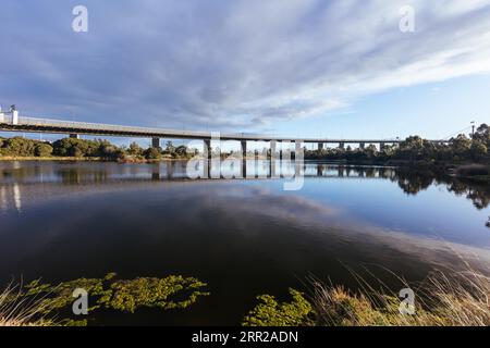 Il famoso Westgate Park è noto per il suo lago salato rosa occasionale a Port Melbourne, Melbourne, Victoria, Australia Foto Stock