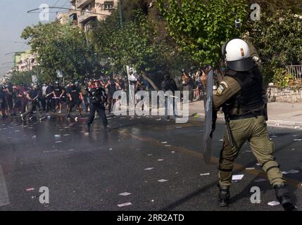 201007 -- ATENE, 7 ottobre 2020 -- i manifestanti si scontrano con la polizia antisommossa ad Atene, Grecia, il 7 ottobre 2020. Mercoledì un tribunale greco ha stabilito che la leadership e i membri del partito di estrema destra Golden Dawn GD-Chryssi Avghi in greco, il terzo partito politico più grande del parlamento fino all'anno scorso, sono colpevoli di operare come organizzazione criminale, ha riferito l'emittente nazionale greca ERT. GRECIA-ATENE-ALBA D'ORO-SCONTRI-PROCESSO MARIOSXLOLOS PUBLICATIONXNOTXINXCHN Foto Stock