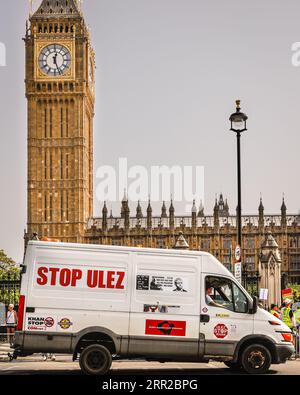 Londra, Regno Unito. 6 settembre 2023. I manifestanti di vari gruppi si radunano contro la zona a bassissima emissione (ULEZ) fuori dalle camere del Parlamento a Westminster oggi. Il sindaco di Londra, Sadiq Khan, che nella sua posizione supervisiona l'introduzione e l'estensione di ULEZ, sembra essere anche un obiettivo della loro protesta. Crediti: Imageplotter/Alamy Live News Foto Stock