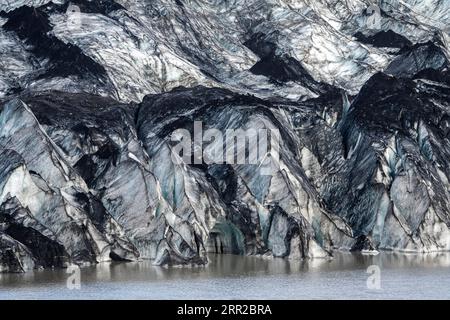 Banchine di ghiaccio nel lago glaciale, Solheimajoekull, Islanda meridionale, Islanda Foto Stock