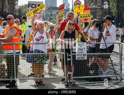 Londra, Regno Unito. 6 settembre 2023. I manifestanti di vari gruppi si radunano contro la zona a bassissima emissione (ULEZ) fuori dalle camere del Parlamento a Westminster oggi. Il sindaco di Londra, Sadiq Khan, che nella sua posizione supervisiona l'introduzione e l'estensione di ULEZ, sembra essere anche un obiettivo della loro protesta. Crediti: Imageplotter/Alamy Live News Foto Stock