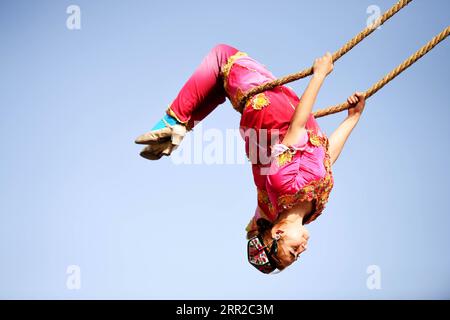 201008 -- URUMQI, 8 ottobre 2020 -- un artista esegue Shaghydi, un gioco sportivo etnico della minoranza etnica uygur, nella contea di Awat della prefettura di Aksu, nella regione autonoma di Xinjiang Uygur della Cina nord-occidentale, 26 ottobre 2019. Lo Xinjiang è una regione multietnica. CINA-XINJIANG-CULTURA MULTIETNICA CN SADAT PUBLICATIONXNOTXINXCHN Foto Stock