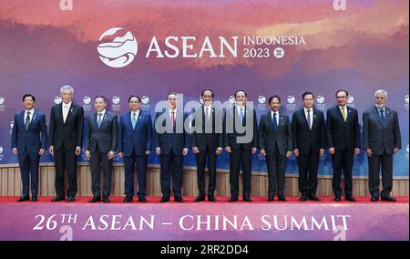 Giacarta, Indonesia. 6 settembre 2023. Il Premier cinese li Qiang posa una foto di gruppo con i partecipanti al 26° Summit Cina-ASEAN a Giacarta, Indonesia, 6 settembre 2023. Li ha partecipato al 26° vertice Cina-ASEAN qui mercoledì. Crediti: Liu Bin/Xinhua/Alamy Live News Foto Stock