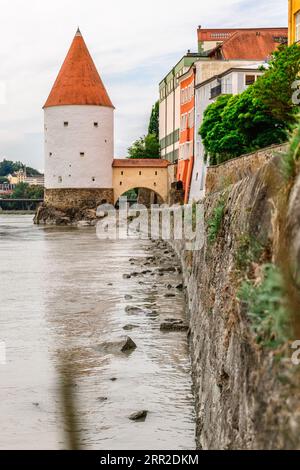 Vista panoramica della Torre Schaibling e della passeggiata sul fiume Inn, Passau, bassa Baviera, Germania. foto verticale Foto Stock