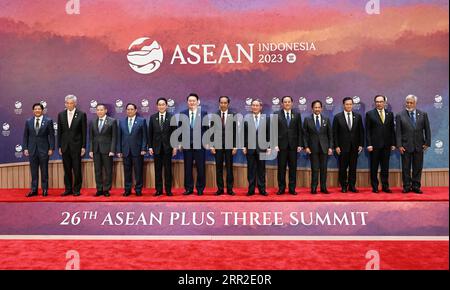 Giacarta, Indonesia. 6 settembre 2023. Il Premier cinese li Qiang posa una foto di gruppo con i partecipanti al 26° ASEAN Plus Three (APT) Summit a Jakarta, Indonesia, 6 settembre 2023. Li ha partecipato al 26° APT Summit qui mercoledì. Crediti: Rao Aimin/Xinhua/Alamy Live News Foto Stock