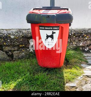 Bidone rosso con iscrizione, solo per le feci di cane, Perranporth, Cornovaglia, Inghilterra, Regno Unito Foto Stock