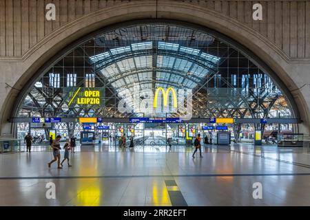Passeggiate nell'edificio della stazione centrale di Lipsia. Oltre 140 negozi, ristoranti come McDonald's e fornitori di servizi su tre piani Foto Stock