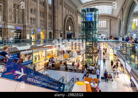 Passeggiate nell'edificio della stazione centrale di Lipsia. Oltre 140 negozi, ristoranti e fornitori di servizi su tre piani riempiono l'interno di Foto Stock