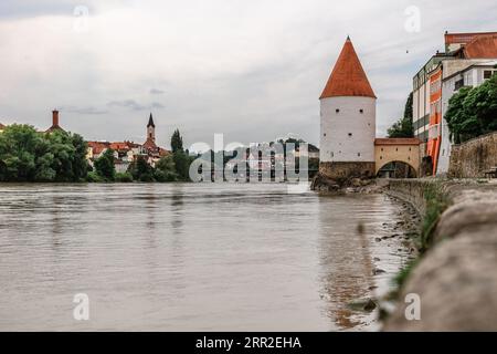 Vista panoramica della Torre Schaibling e della passeggiata sul fiume Inn, Passau, bassa Baviera, Germania. Foto Stock