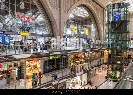 Passeggiate nell'edificio della stazione centrale di Lipsia. Oltre 140 negozi, ristoranti e fornitori di servizi su tre piani riempiono l'interno di Foto Stock