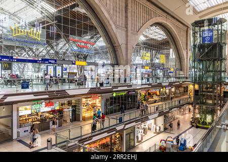 Passeggiate nell'edificio della stazione centrale di Lipsia. Oltre 140 negozi, ristoranti e fornitori di servizi su tre piani riempiono l'interno di Foto Stock