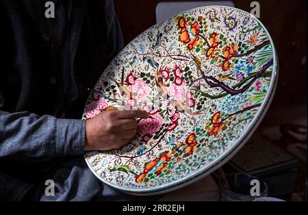201010 -- SRINAGAR, 10 ottobre 2020 -- Un artigiano di cartapesta lavora su un prodotto nel suo laboratorio nella città di Srinagar, la capitale estiva del Kashmir controllato dagli indiani, 10 ottobre 2020. KASHMIR-SRINAGAR-ARTIGIANATO JavedxDar PUBLICATIONxNOTxINxCHN Foto Stock