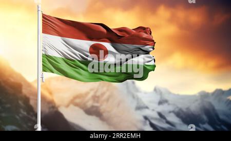 Bandiera del Niger su un'asta di bandiera contro un cielo colorato Foto Stock