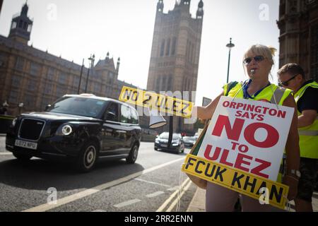 Londra, Regno Unito. 6 settembre 2023. Un manifestante con cartelloni si trova davanti al parlamento per protestare contro l'espansione della ULEZ. Centinaia di manifestanti si sono riuniti fuori dal Parlamento prima che il primo ministro partecipasse ai PMQ. La zona a bassissima emissione è stata introdotta per combattere l'inquinamento atmosferico; tuttavia, molti vedono lo schema come un'altra tassa sui poveri a causa della mancata conformità dei veicoli più vecchi. Crediti: Andy Barton/Alamy Live News Foto Stock