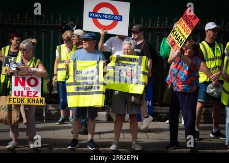 Londra, Regno Unito. 6 settembre 2023. Le persone con cartelli protestano contro l'espansione ULEZ. Centinaia di manifestanti si sono riuniti fuori dal Parlamento prima che il primo ministro partecipasse ai PMQ. La zona a bassissima emissione è stata introdotta per combattere l'inquinamento atmosferico; tuttavia, molti vedono lo schema come un'altra tassa sui poveri a causa della mancata conformità dei veicoli più vecchi. Crediti: Andy Barton/Alamy Live News Foto Stock