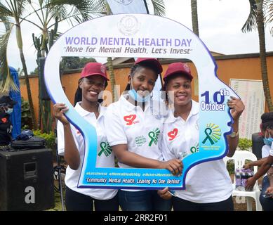 201010 -- KAMPALA, 10 ottobre 2020 -- la gente posa per una foto durante un evento per celebrare la giornata mondiale della salute mentale a Kampala, Uganda, 10 ottobre 2020. La giornata mondiale della salute mentale viene osservata il 10 ottobre di ogni anno, con l'obiettivo generale di sensibilizzare i problemi di salute mentale in tutto il mondo e mobilitare gli sforzi a sostegno della salute mentale. Foto di /Xinhua UGANDA-KAMPALA-GIORNATA MONDIALE DELLA SALUTE MENTALE NicholasxKajoba PUBLICATIONxNOTxINxCHN Foto Stock