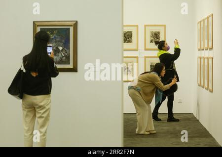 201011 -- PECHINO, 11 ottobre 2020 -- le persone visitano una mostra su Marc Chagall presso la filiale Langfang del CAFA Art Museum, a Langfang, nella provincia di Hebei, nella Cina settentrionale, 10 ottobre 2020. Composta da 155 creazioni, una mostra sull'artista russo-francese Marc Chagall si tiene qui dal 9 ottobre 2020 al 18 gennaio 2021. CHINA-HEBEI-LANGFANG-MARC CHAGALL-EXHIBITION CN ZHANGXYUWEI PUBLICATIONXNOTXINXCHN Foto Stock