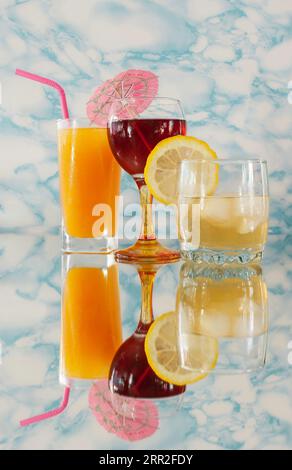 Bevande alcoliche su superficie riflettente su uno sfondo marmorizzato Foto Stock