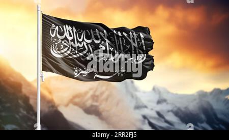 Bandiera di al Nusra Front su un'asta di bandiera contro un cielo colorato Foto Stock