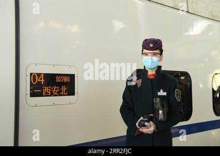 201011 -- URUMQI, 11 ottobre 2020 -- Un'hostess è in servizio alla stazione ferroviaria di Urumqi, nella regione autonoma di Xinjiang Uygur della Cina nord-occidentale, 11 ottobre 2020. Un nuovo treno proiettile che collega Urumqi, capitale della regione autonoma di Xinjiang Uygur della Cina nord-occidentale, con Xi An, capitale della provincia di Shaanxi, partì domenica mattina da Urumqi. Il treno percorrerà 2.354 km con una velocità massima di 250 km all'ora per raggiungere Xi An. Il viaggio tra le due città attraverso le province di Gansu e Qinghai, con otto fermate, sarà ridotto a 13 ore e 22 minuti. CHINA-URUMQI-XI TRENO AD ALTA VELOCITÀ CN SADAT PUBLICATI Foto Stock