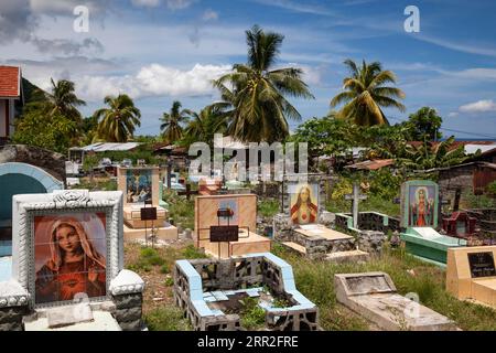 Antico cimitero cristiano con immagini di santi, Sikka, Flores, Nusa Tenggara Timur, Indonesia Foto Stock