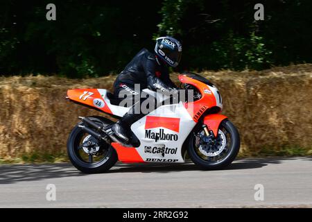 Ben Morris, Andy Caddick, Yamaha YZR500, MotoGP Celebration, con alcune delle moto e piloti più famosi dal 1947 fino a quelli in uso attuale f Foto Stock