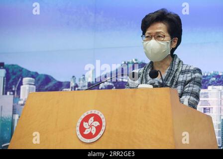 201012 -- HONG KONG, 12 ottobre 2020 -- Amministratore delegato della regione amministrativa speciale di Hong Kong HKSAR Carrie Lam parla a una conferenza stampa nel sud della Cina a Hong Kong, 12 ottobre 2020. Carrie Lam lunedì ha annunciato che avrebbe rinviato il suo discorso politico annuale originariamente programmato mercoledì. CHINA-HONG KONG-HKSAR CHIEF EXECUTIVE-POLICY ADDRESS-POSTPONEMENTCN LUIXSIUXWAI PUBLICATIONXNOTXINXCHN Foto Stock