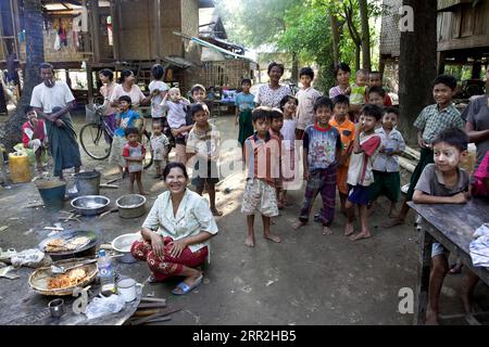 Gente del villaggio, scena di strada, Taungu, Bago Division, Myanmar, Birmania Foto Stock