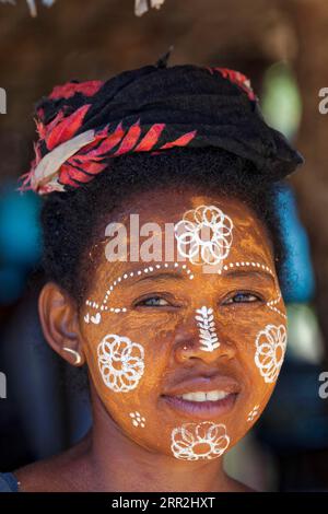 Donna con la pittura del viso, Madagascar Foto Stock