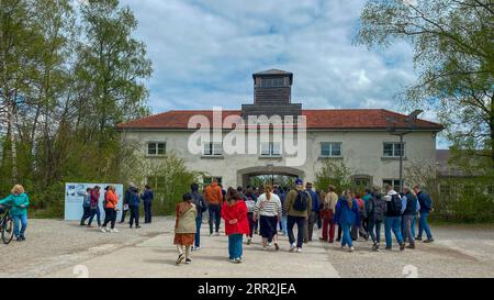 Il Jourhaus, l'ingresso centrale per tutti i prigionieri appena arrivati al campo di concentramento di Dachau in Germania Foto Stock