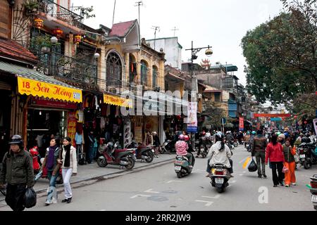 Scena di strada ad Hanoi, Vietnam, sud-est asiatico Foto Stock