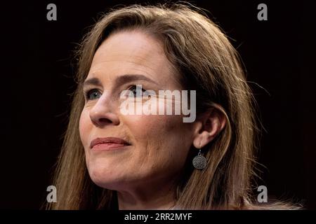 201014 -- WASHINGTON, 14 ottobre 2020 -- la candidata della Corte Suprema degli Stati Uniti Amy Coney Barrett partecipa alla sua udienza di conferma davanti al Comitato giudiziario del Senato a Capitol Hill a Washington, D.C., negli Stati Uniti, il 14 ottobre 2020. Via Xinhua U.S.-WASHINGTON, D.C.-NOMINA DELLA CORTE SUPREMA-AMY CONEY BARRETT-CONFERMA HEARING ErinxSchaff/Pool PUBLICATIONxNOTxINxCHN Foto Stock