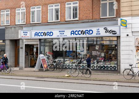 Copenhagen, Danimarca, 16 ottobre 2022: Negozio di fronte al negozio di dischi Accord su Vesterbrogade Foto Stock