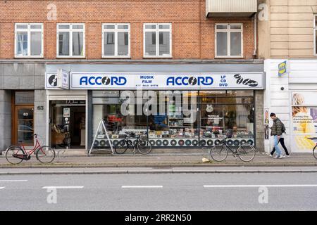 Copenhagen, Danimarca, 16 ottobre 2022: Negozio di fronte al negozio di dischi Accord su Vesterbrogade Foto Stock