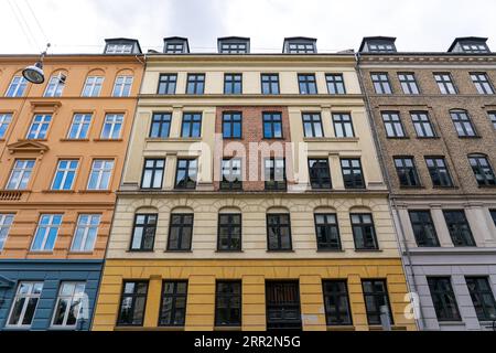 Copenhagen, Danimarca, 18 ottobre 2022: Facciata di colorati edifici residenziali a Jagersborggade nel distretto di Norrebro Foto Stock