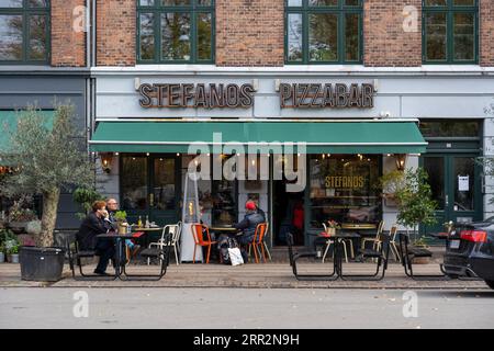 Copenhagen, Danimarca, 18 ottobre 2022: Persone sedute nel bar pizzeria nel distretto di Norrebro Foto Stock