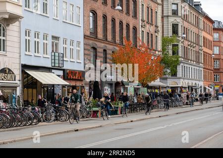 Copenaghen, Danimarca, 18 ottobre 2022: Persone, automobili e negozi a Norrebrogade nel distretto di Norrebro Foto Stock