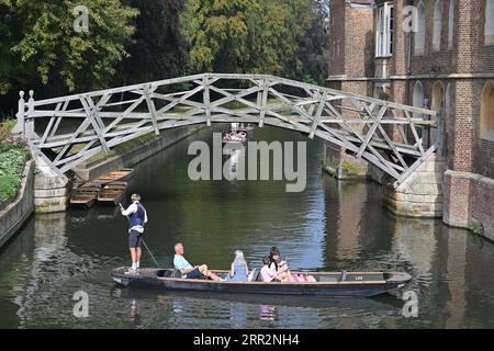 Cambridge, Regno Unito. 6 settembre 2023. I visitatori di Cambridge apprezzano il caldo sole che attraversa il Regno Unito con temperature che superano i 30 °C, raggiungendo la Cities River Cam per godersi le corse in punt e altre imbarcazioni sul dorso. Crediti: MARTIN DALTON/Alamy Live News Foto Stock