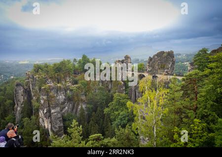 Il famoso ponte Bastei sul Wehlgrund con il Neurathen Rock Castle Foto Stock