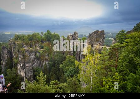 Il famoso ponte Bastei sul Wehlgrund con il Neurathen Rock Castle Foto Stock