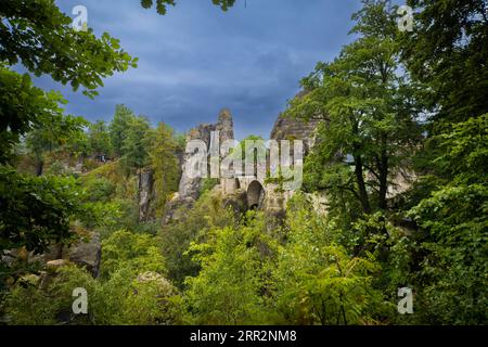 Il famoso ponte Bastei sul Wehlgrund con il Neurathen Rock Castle Foto Stock