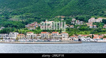 Vista del porticciolo di Portonovi nella piccola cittadina costiera di Kumbor nel comune di Herceg Novi sulla baia di Kotor in Montenegro Foto Stock