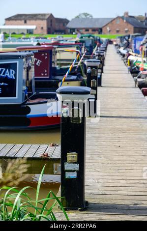 Dissuasori di ricarica costiera situati in un porticciolo sul sistema di canali nel Cheshire, Regno Unito, utilizzati per collegare i narrowboat a un'alimentazione elettrica. Foto Stock